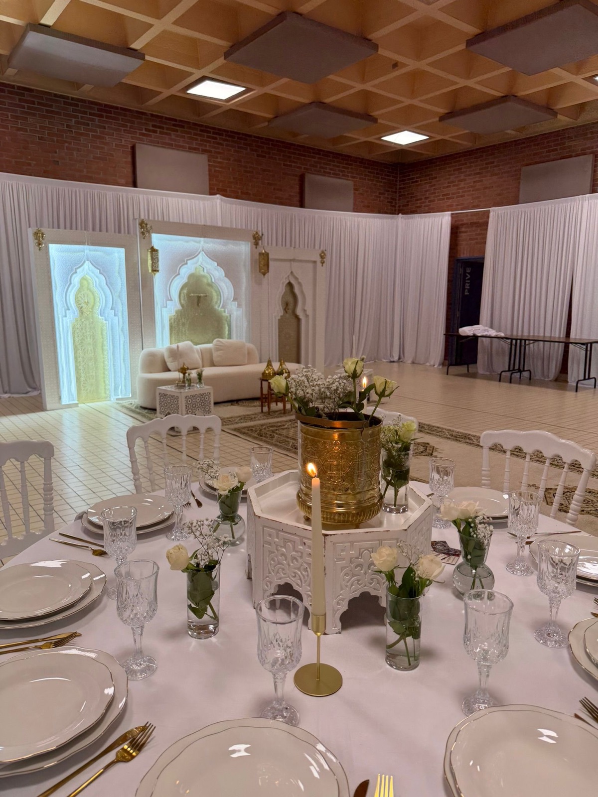 Décoration de mariage crème et dorée avec fond lumineux