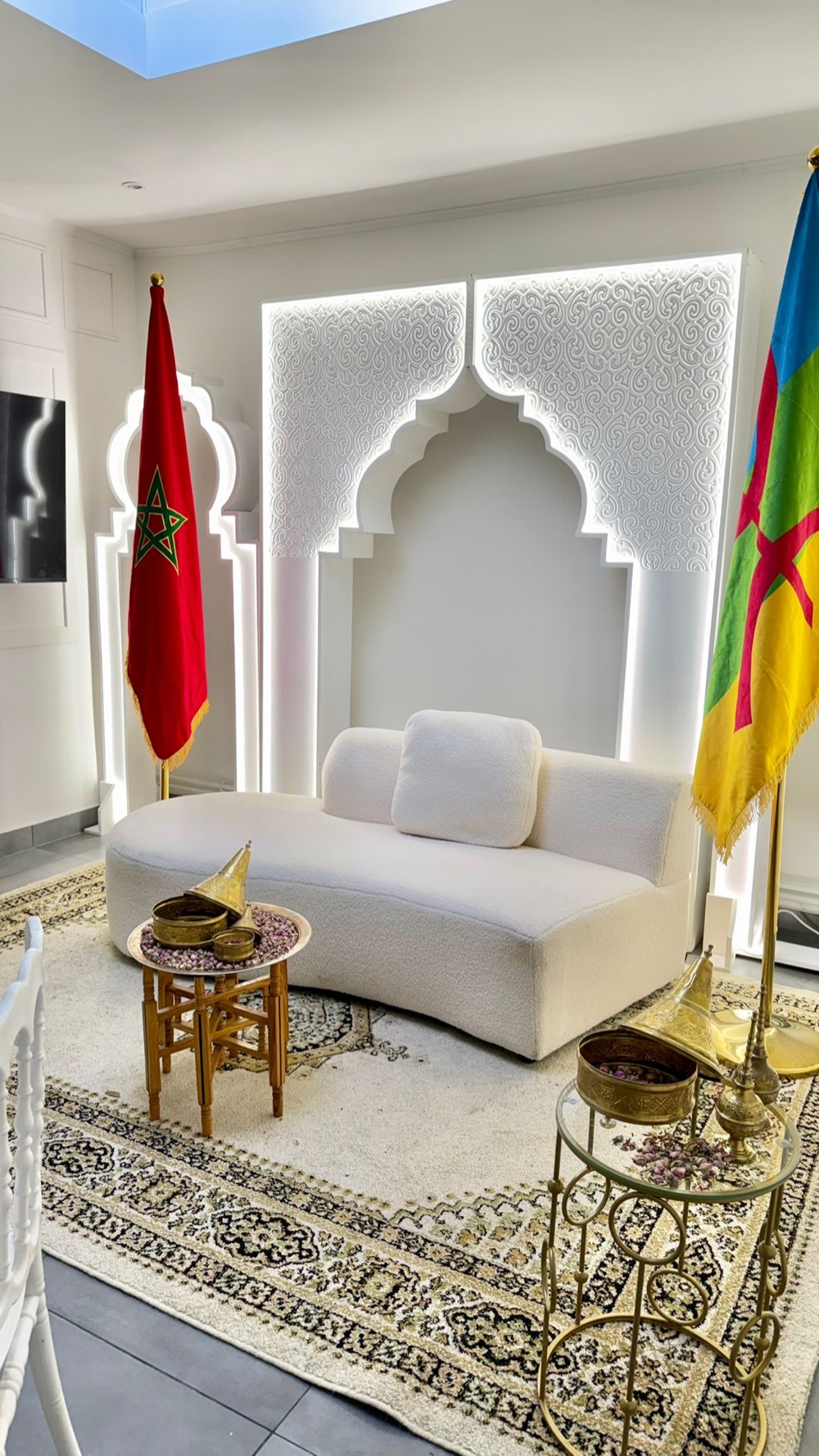 Fond lumineux blanc avec tables décoratives dorées et assise cérémonielle
